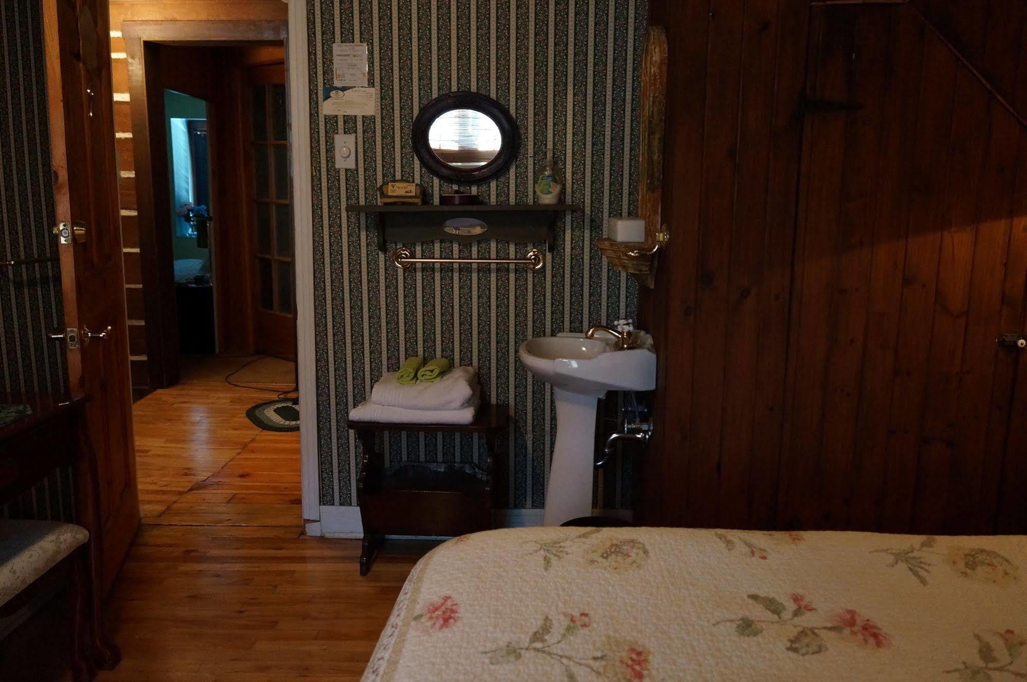 Le Refuge Du Poete Hotell Longueuil Eksteriør bilde